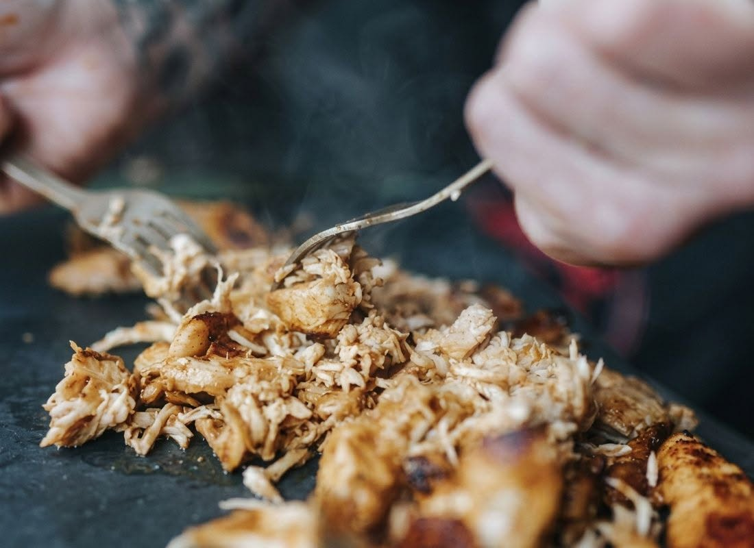 Préparation du poulet pour les sandwichs